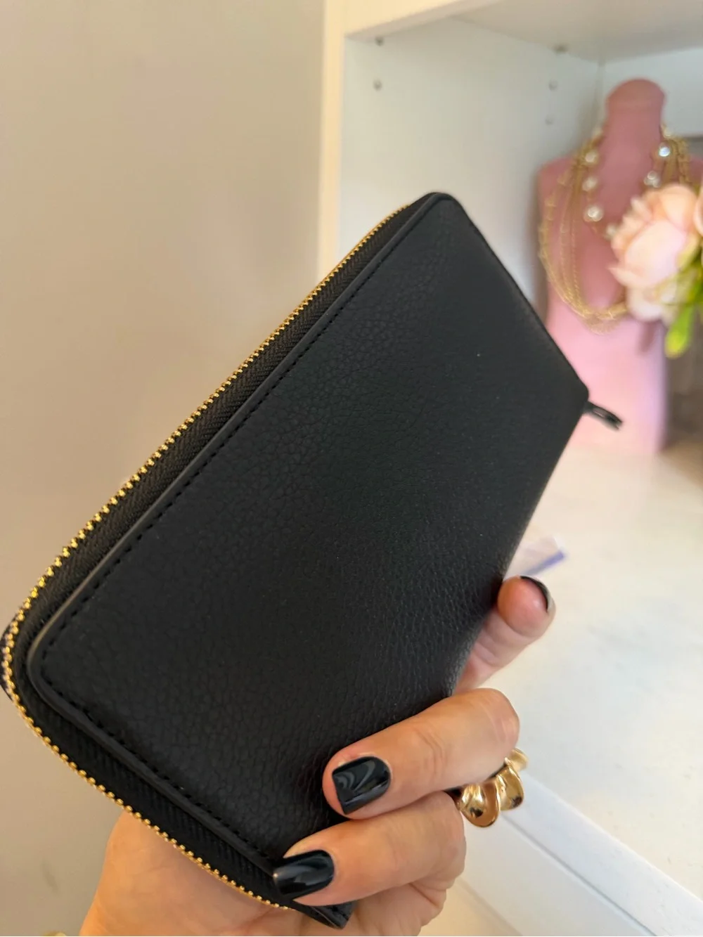 Tory Burch EUC Black Pebbled Leather Zip Wallet with Gold Hardware